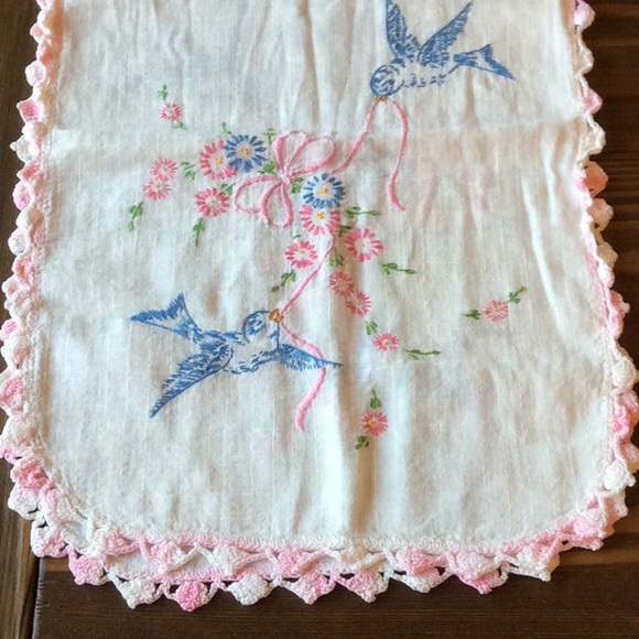 FINAL SALE PRICE 3 Pc Vintage Embroidered & Satiny Linens - Picture 5 of 11